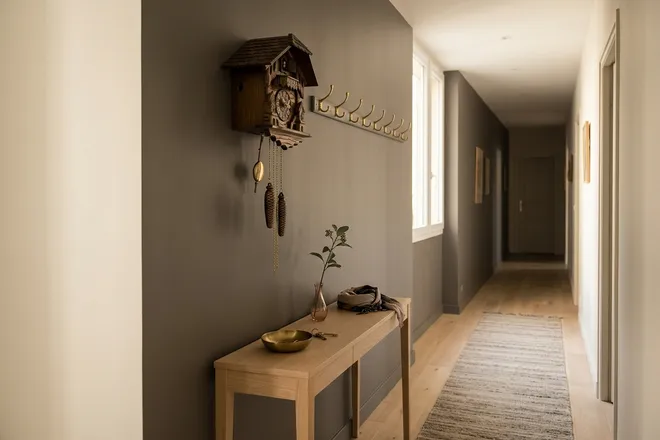 Une horloge dans un intérieur de style entrée et couloir